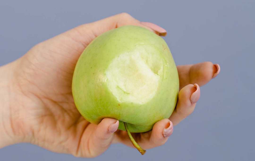 eat a green apple to prevent seasickness on a cruise